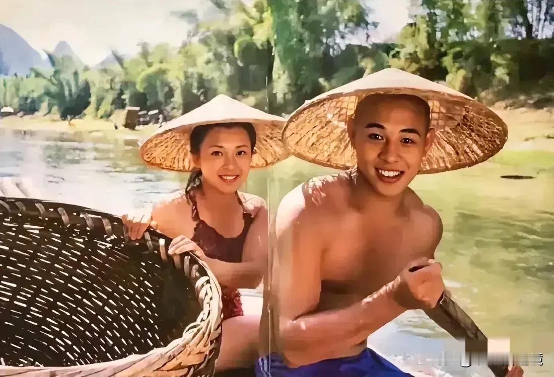 1983年，一对师姐弟在漓江泛舟的情景。
照片看着非常温馨，这应该是拍摄电影期间