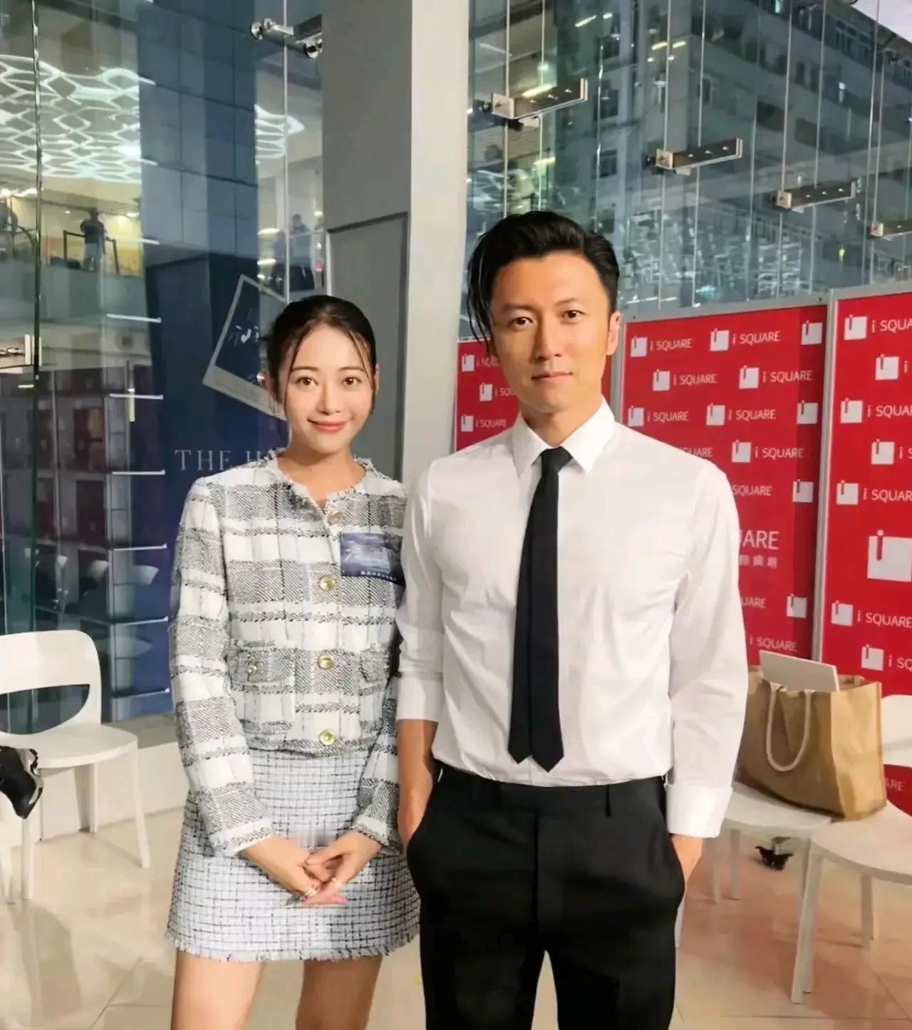 一直有个疑问
谢霆锋和父母的脸型一点都不像呢
谢贤的脸型是长方形的
狄波拉的也算