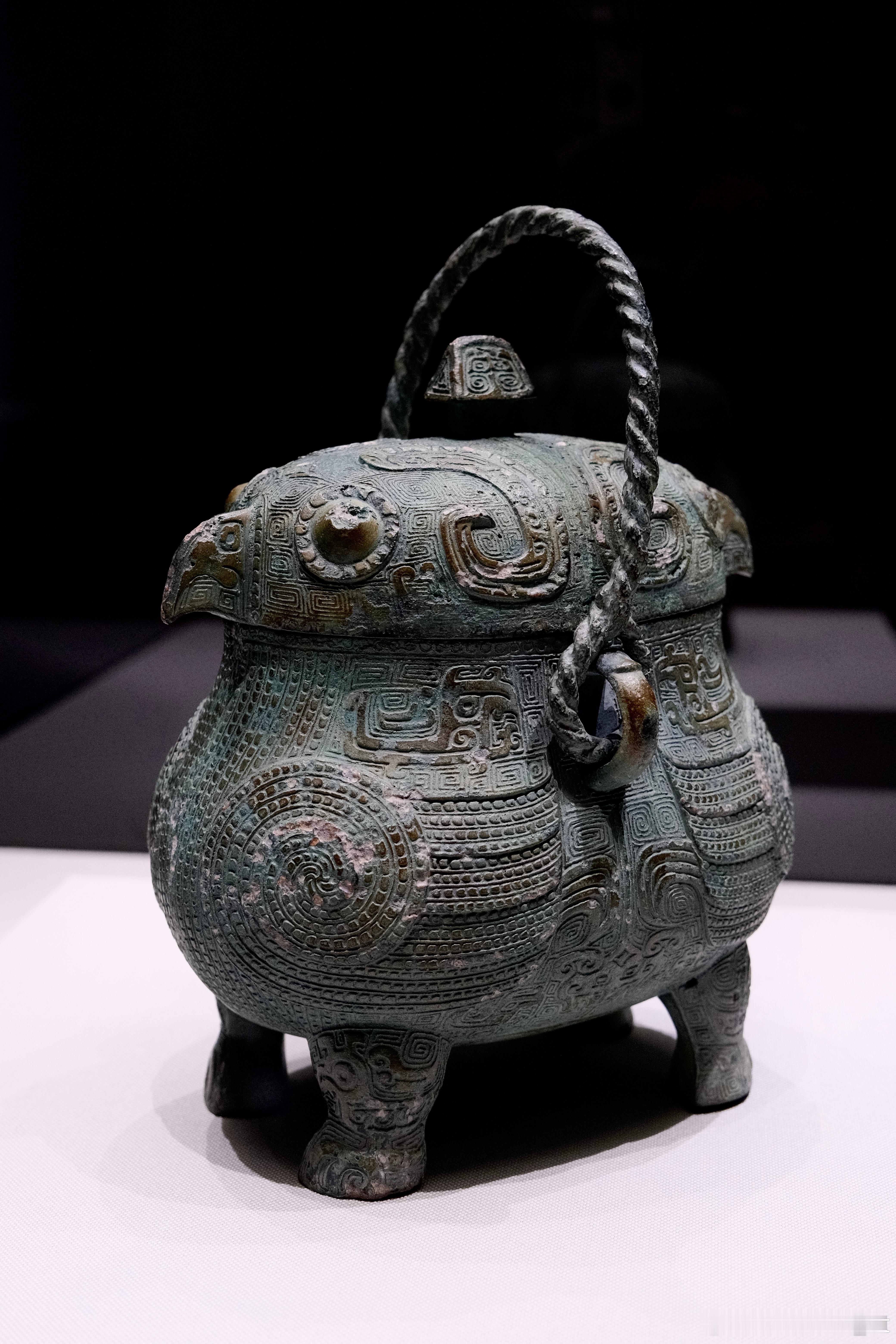 🏛️泉屋博古馆戈卣/商因盖子内面和器皿内底上刻有“戈”的铭文，故得名“戈卣”。