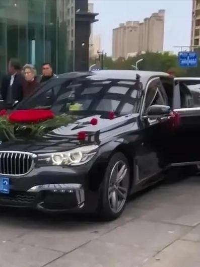 女子出嫁，新郎来接亲。商量好的20万彩礼秒变4万，4金也不见了。女方家长见此情景