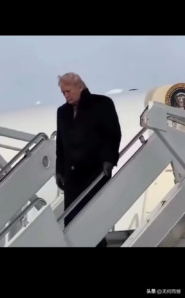 老特亲自到机场迎接阵亡的美国士兵遗体回国，老特的表情非常的严肃，非常的凝重，他领