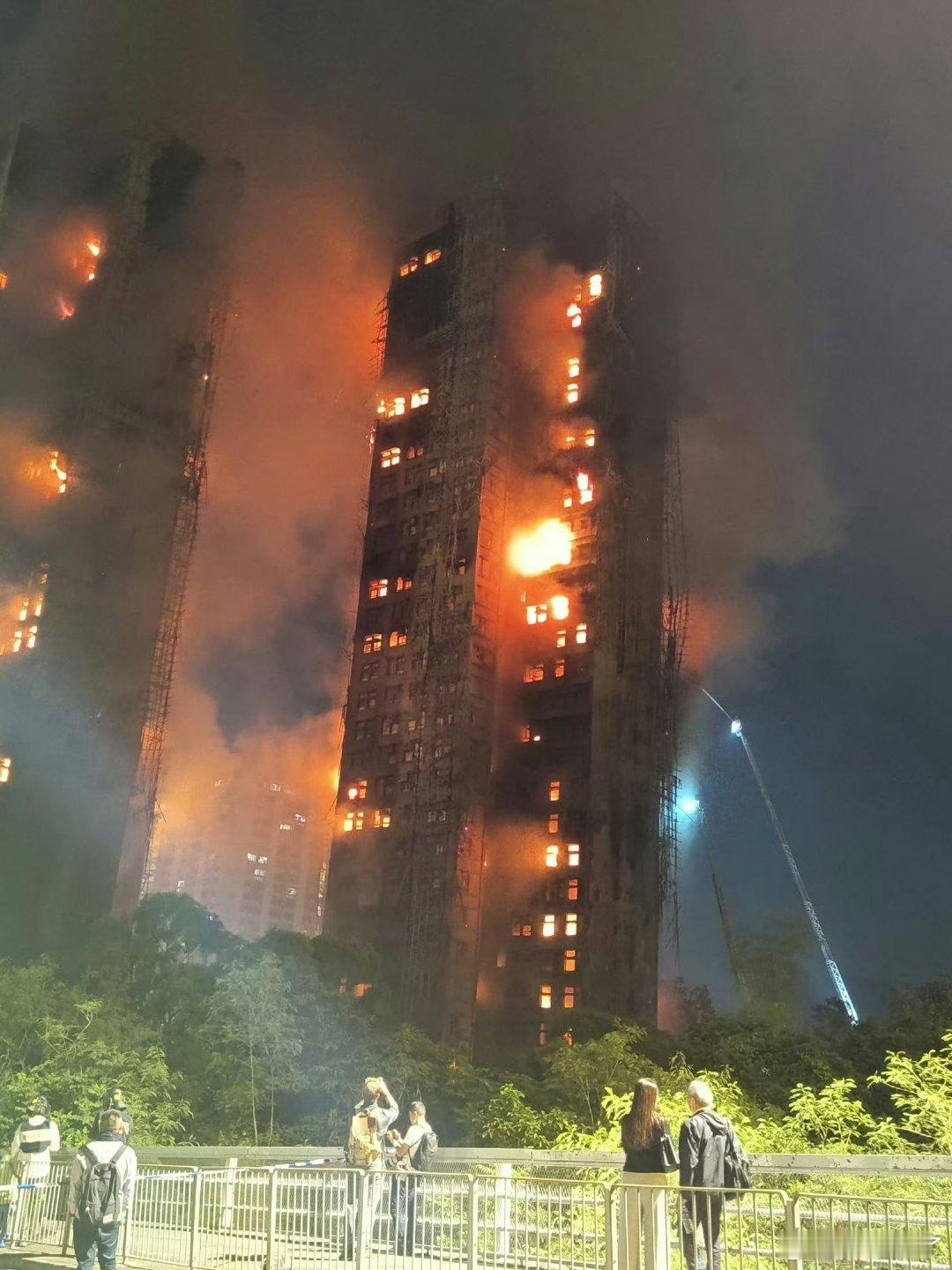 香港火灾疑似起火点曝光一个小小的烟头，酿成这么大的事故，惨痛的教训啊全网热点共创