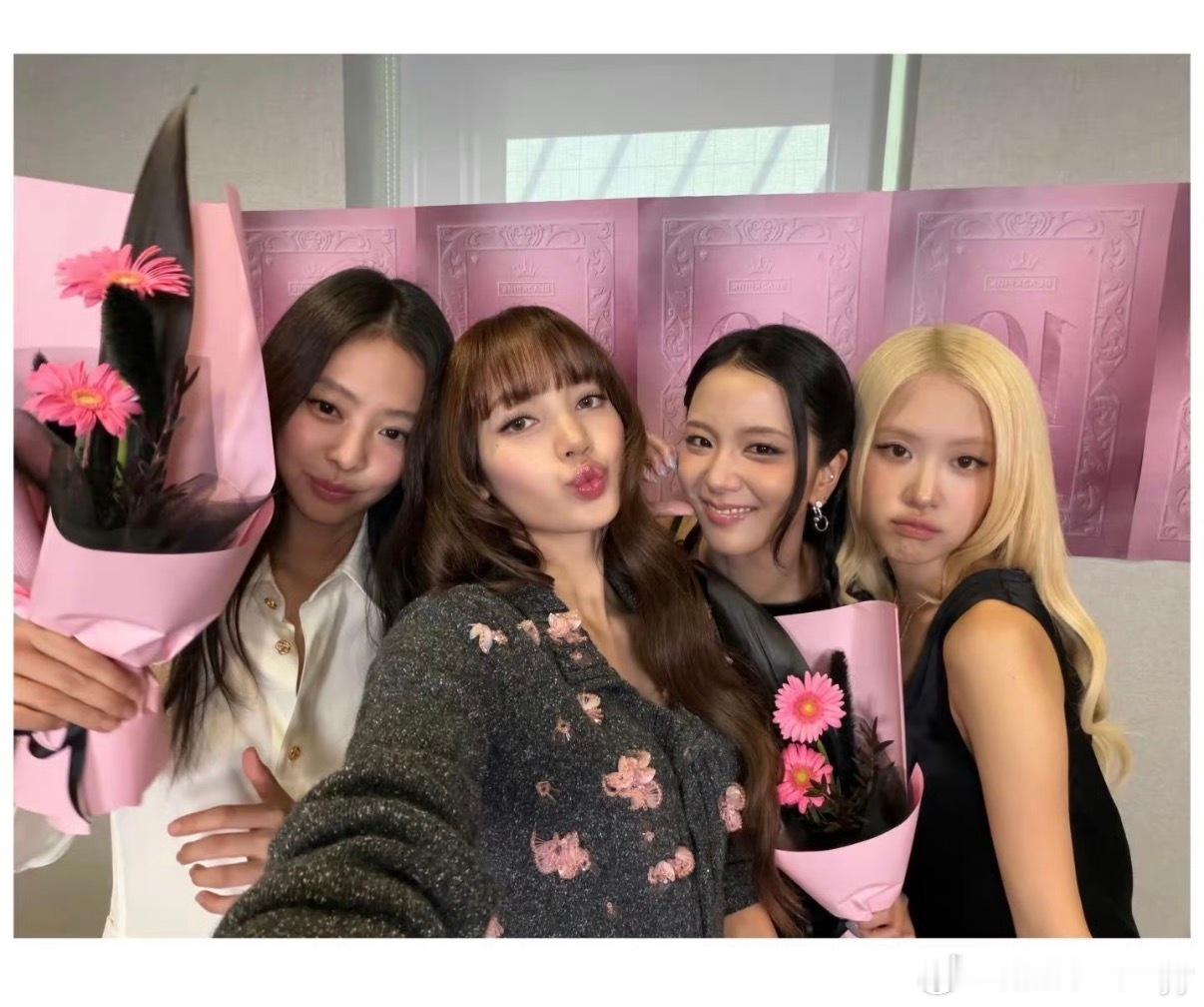 Lisa坦言十周年没准备BLACKPINK十周年全员合体直播中，直白回应争议，坦