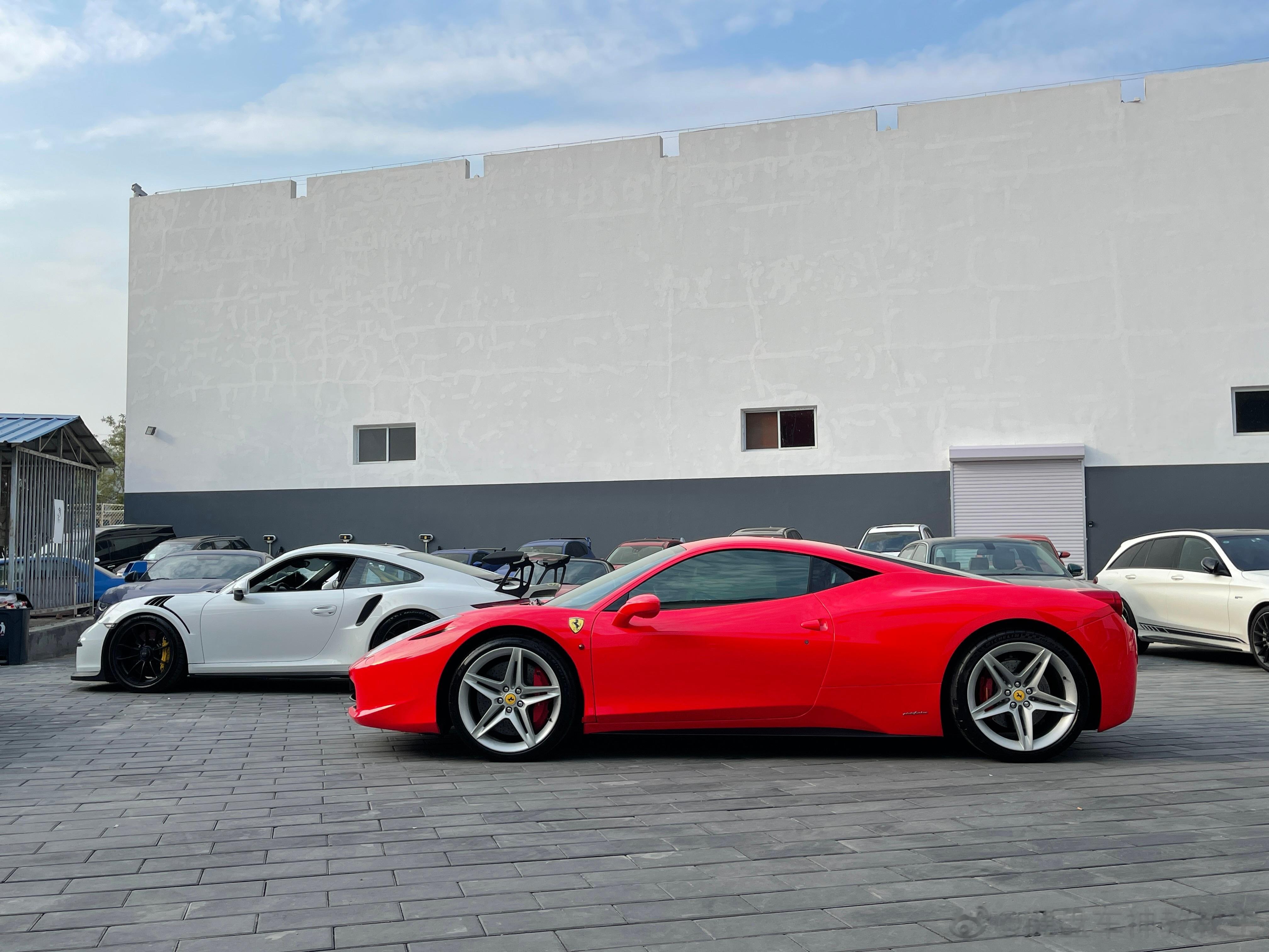 来拍保时捷GT3，顺便给小红贴了个侧裙，帅多了吧[doge]  ​​​