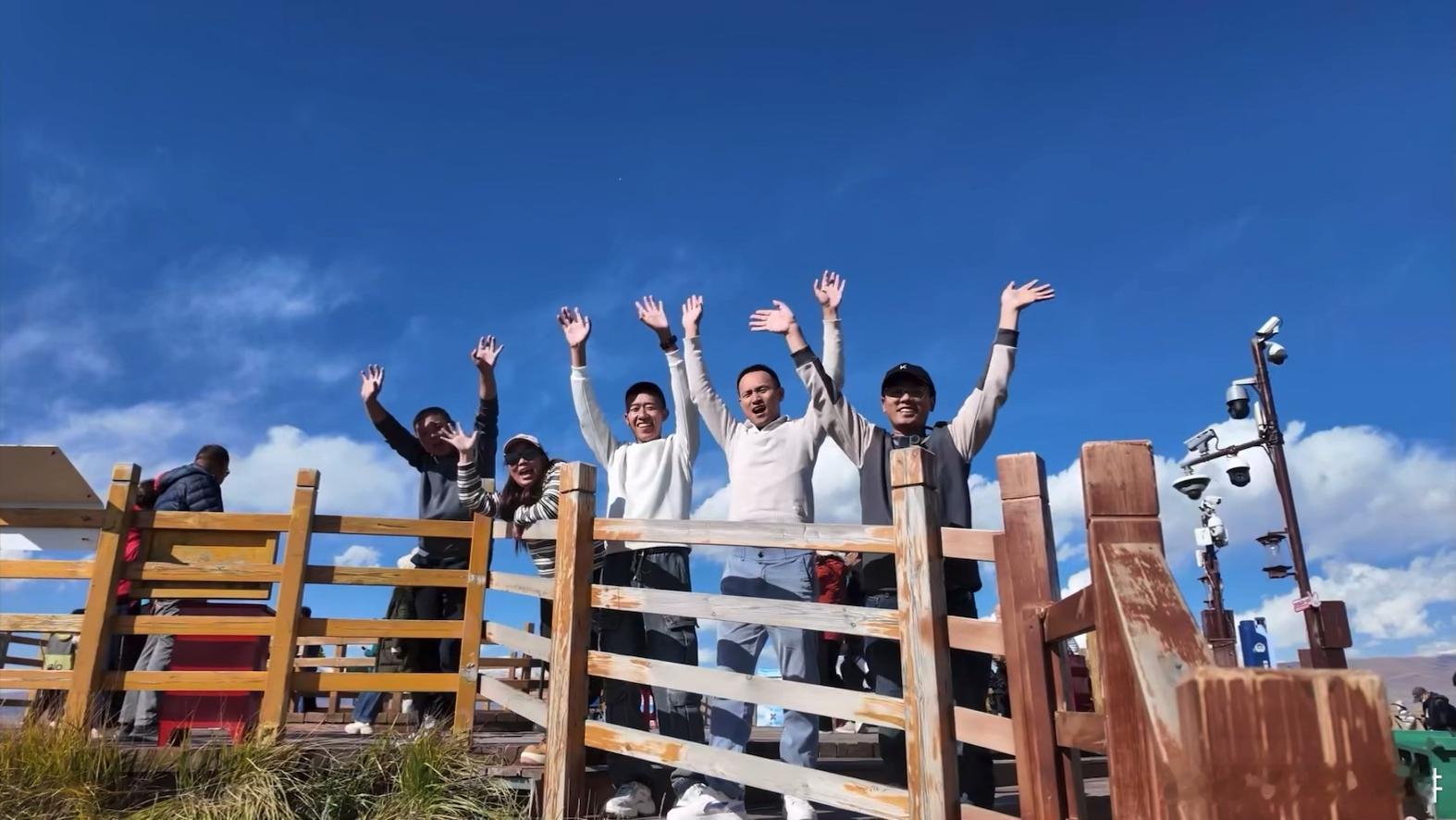 经常敲我门的人这次按下了快门 骑手送完赛里木湖的鲜花订单，刚要走，顾客叫住他：“