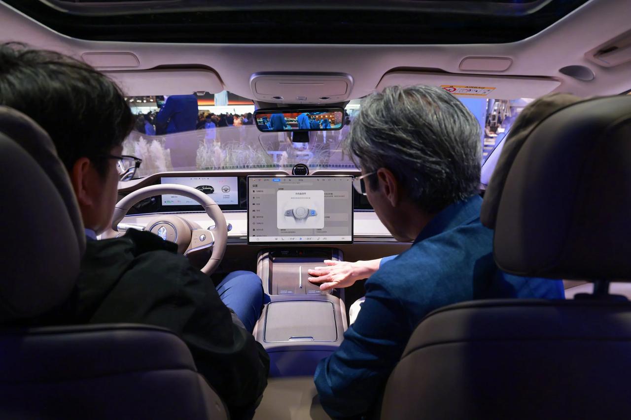 在2026北京车展上，鸿蒙智行以其五大品牌矩阵强势亮相，瞬间吸引了众多目光。这一