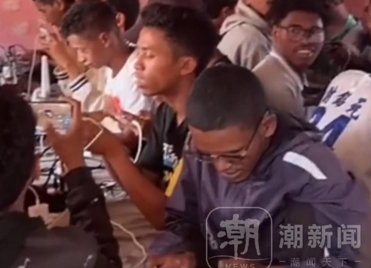 上网在国内已是日常，在非洲却是需要排队才能体验的快乐。36岁中国大哥在非洲开“手