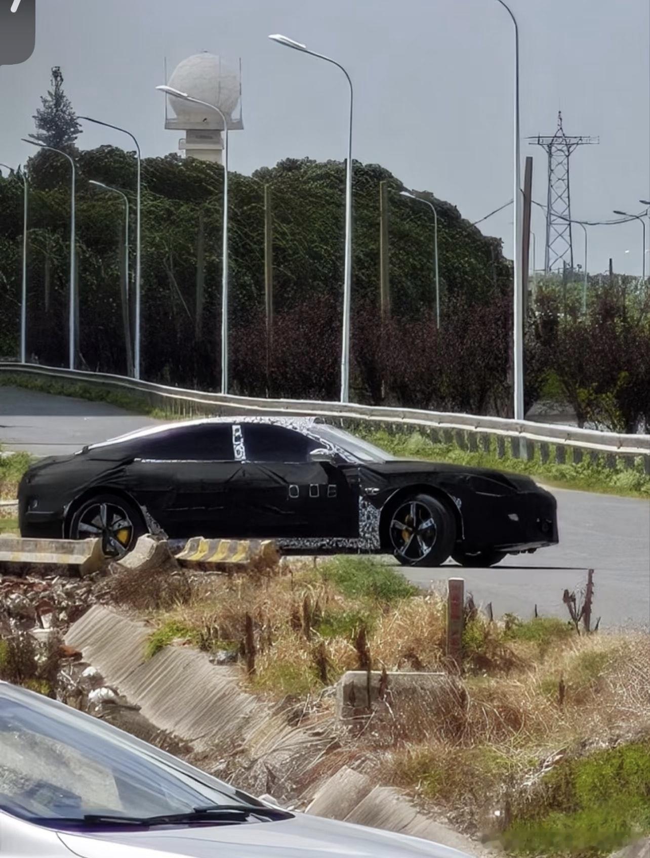 图一SU7 L ，5.2米的大轿跑这一下就有奥迪A7的那感觉了！图二YU9，5米