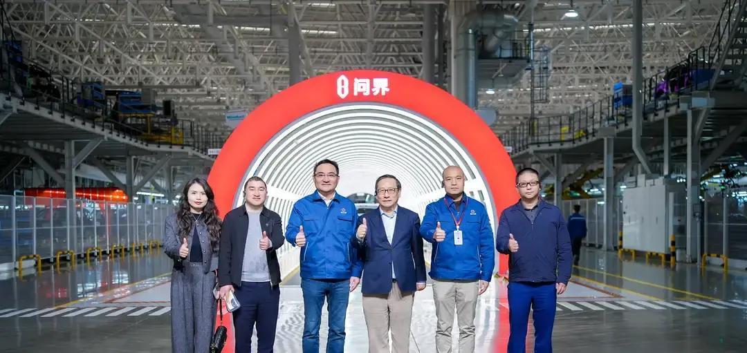 这哥们儿，国际专家。

高志凯，战略圈里的明白人。
今天来赛力斯工厂转了圈，坐了