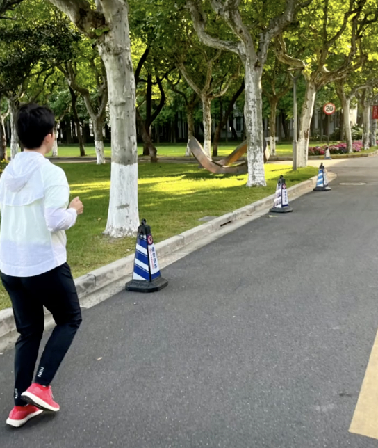 慢慢地跑，慢慢地说，慢慢地走，生活不要太快了～[太阳] ​​​