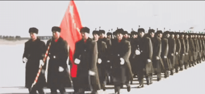 尼克松在自己的回忆录中曾言，第一次访华时，中国仪仗队给了他巨大的压力。事实上，从