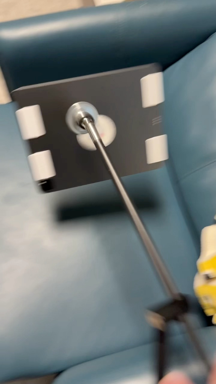 别误会，它是吸住的，不是502胶死的