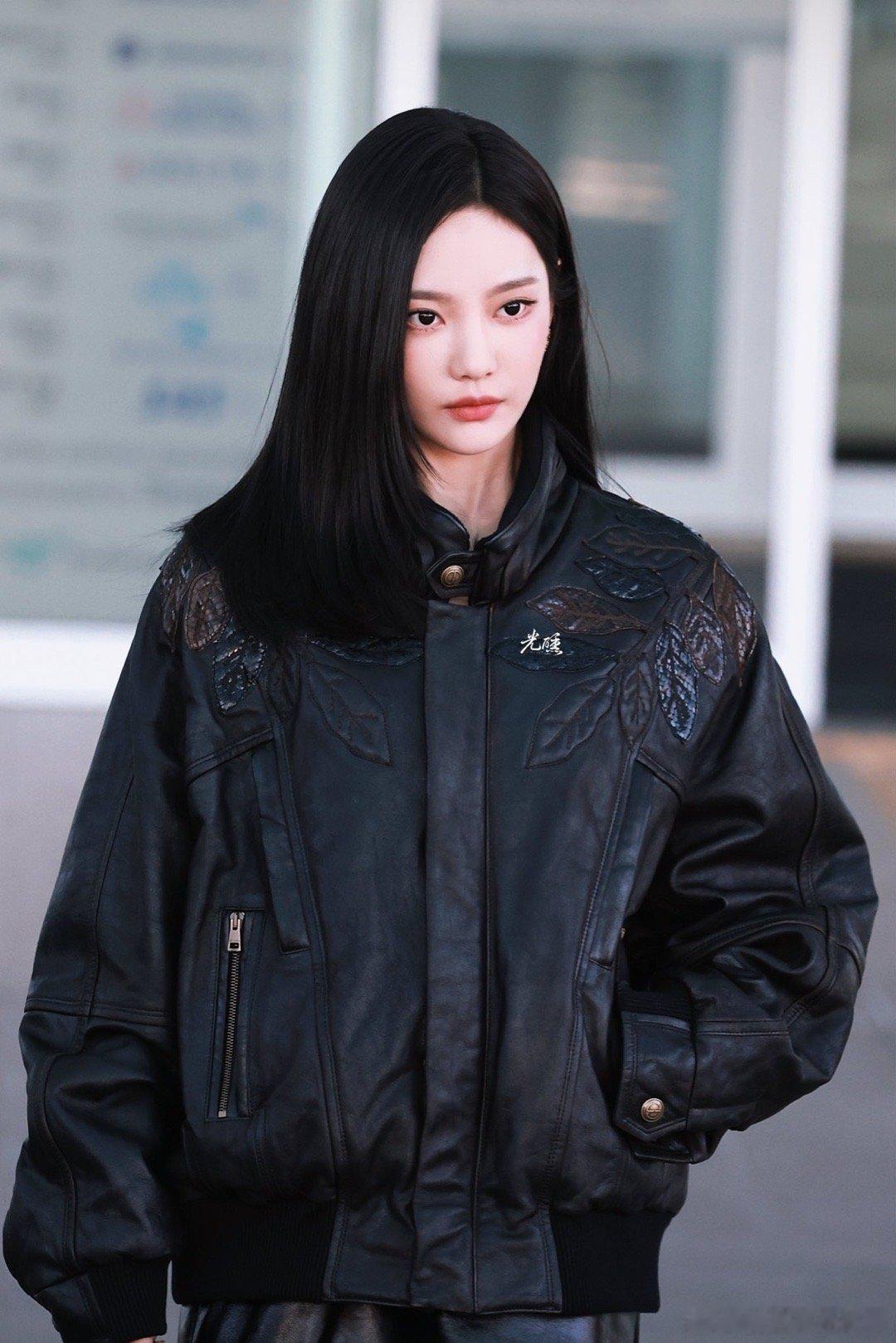 柳智敏宁艺卓出发米兰时装周柳智敏宁艺卓出发米兰柳智敏宁艺卓机场出发米兰时装周，哭