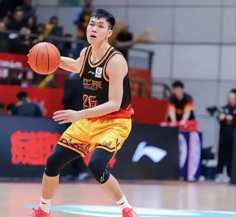 27岁，对后卫来说早该走下坡路了。可庞峥麟偏不信。一年之内，他从NBL王牌变成C