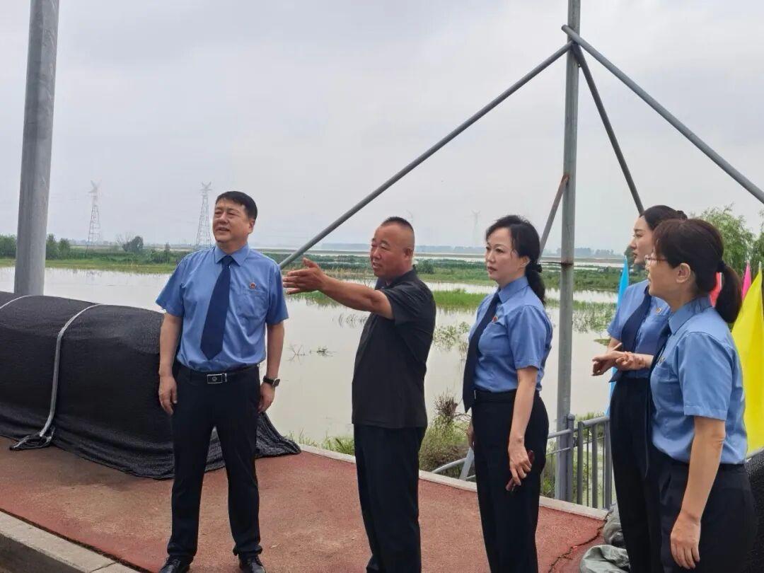 闻“汛”而动  “益”心守护︱哈尔滨道里：巡堤查险护佑安澜

黑龙江省人民检察院