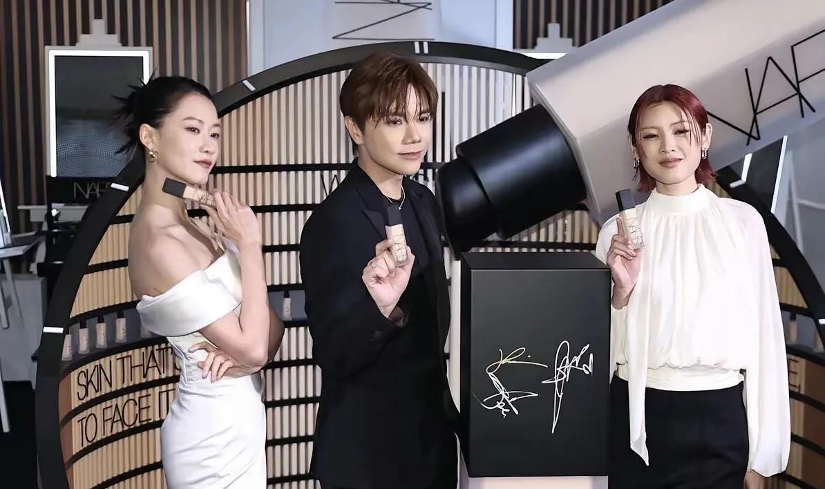 他摔了话筒24年，今天终于低头认错。
张敬轩在专访里承认，年轻时那些冲动言论都是