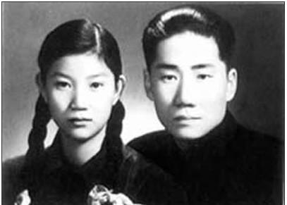 毛岸英和毛主席吵了一架，他转身回到自己的房间，扑在床上放声大哭。毛主席怒火腾地一