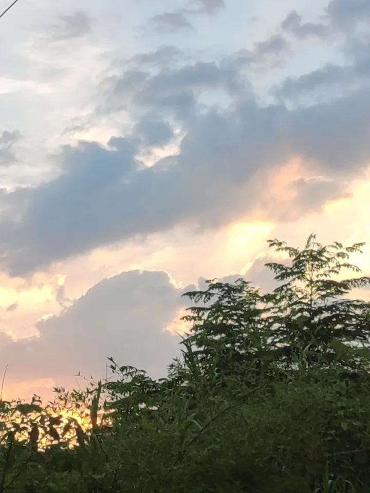 傍晚的风景总是自带一层滤镜，美到让人忍不住记录。今天傍晚出门溜达，那景色简直绝了