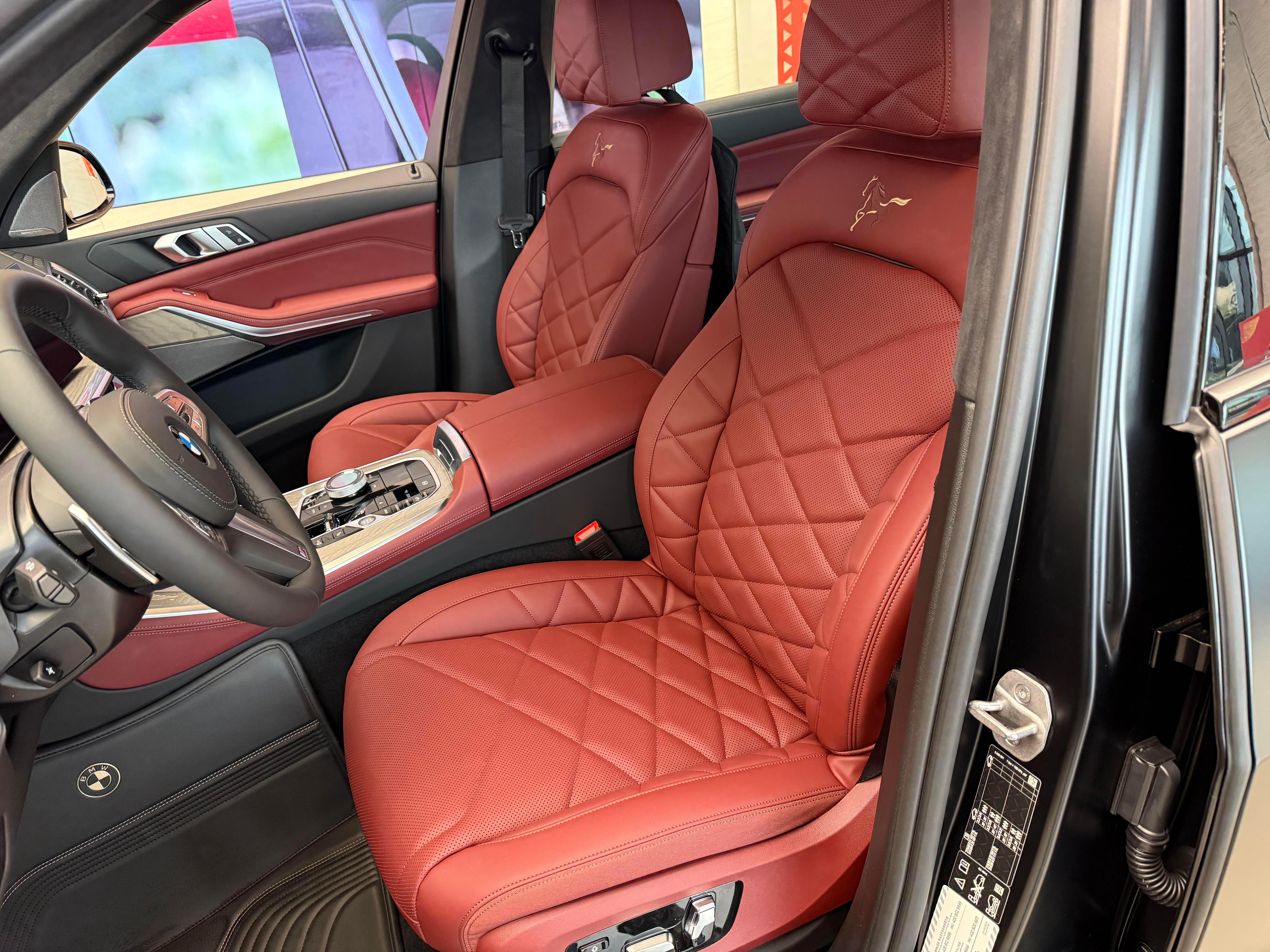 马年限量版X5已到店磨砂黑色车漆+22寸熏黑大轮毂金色迎兵踏板+东方刺绣美学结合