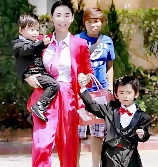 真心觉得张柏芝太厉害了，一个人带着三个孩子长大，换普通女人真的很难扛下来。

养