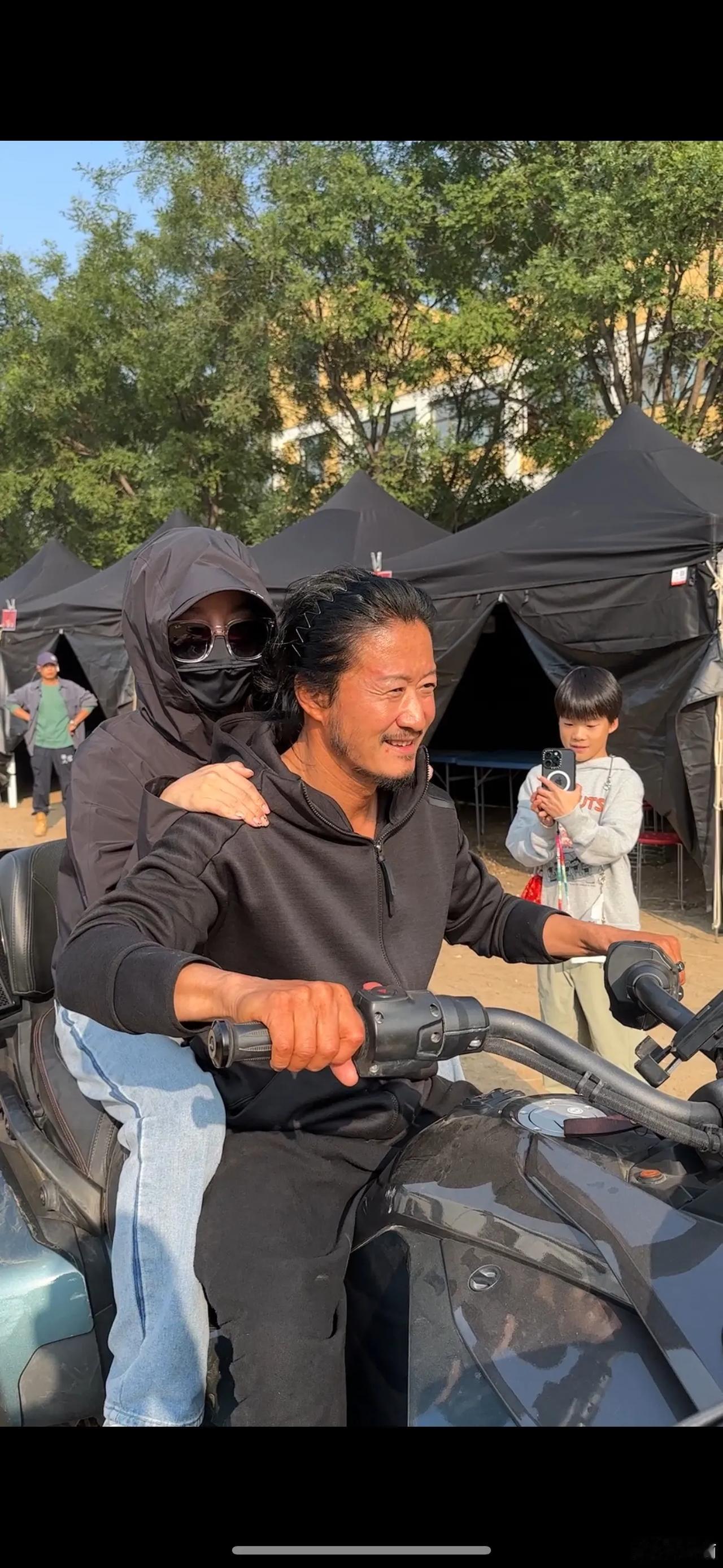 吴京当了把鬼火少年，硬汉聊发少年狂，前有摩托后载神秘女，千里卷坦途，待停车回头细