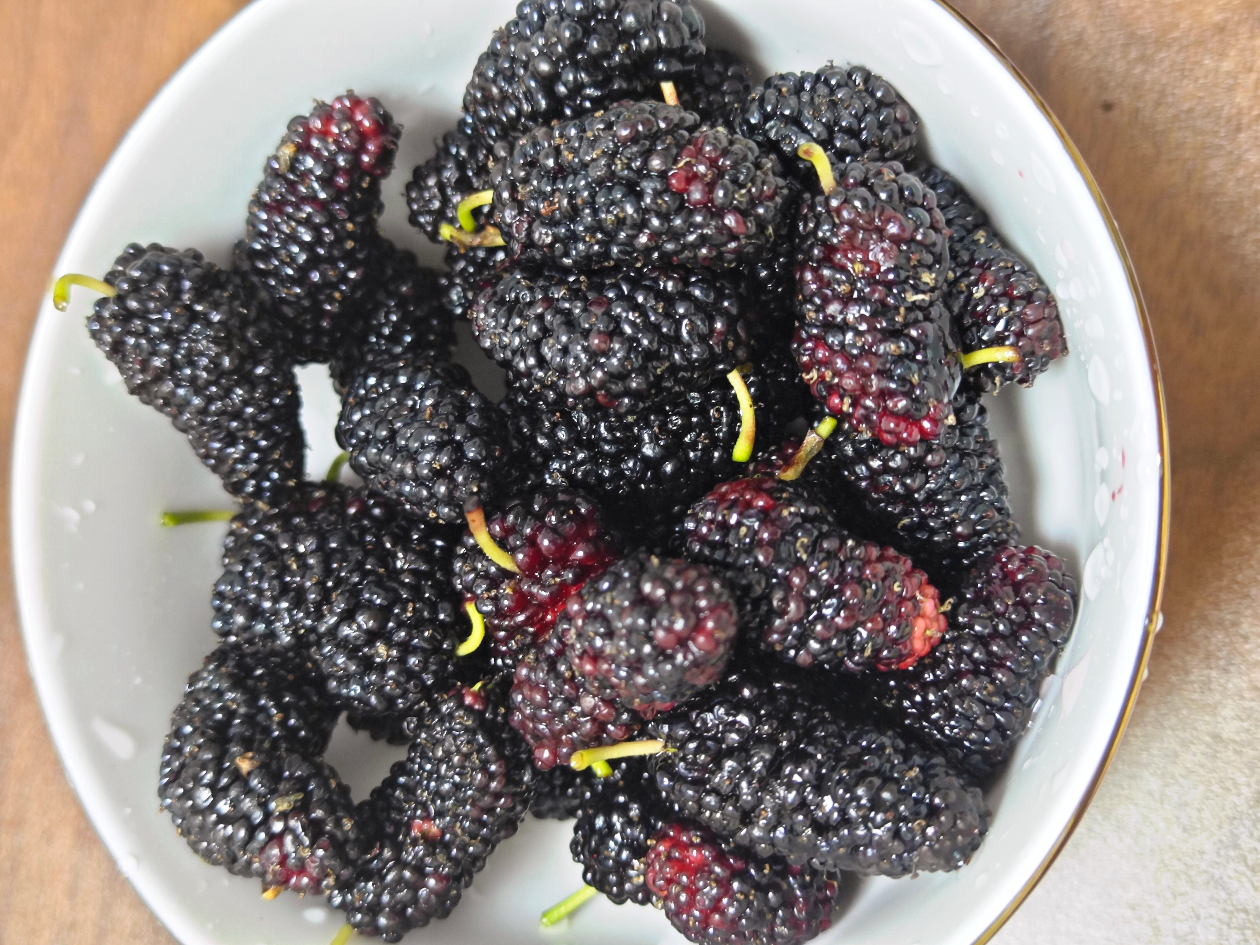 这桑葚吃是很好吃，就是吃的手指都是紫色的