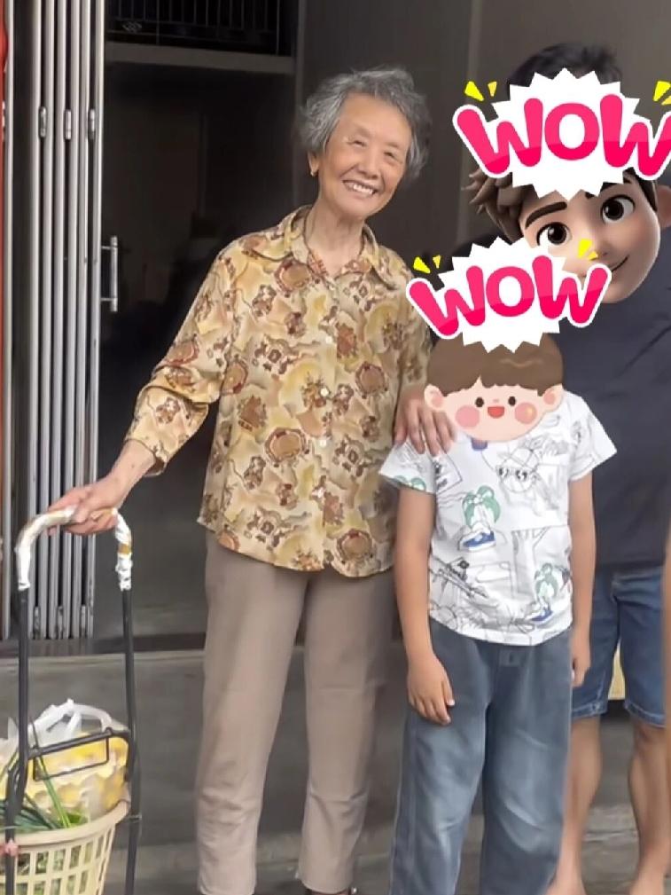 老年淑柔阿嬷出来买一趟菜，
都回不了家了，实在是太多人合照
万万没想到，《给阿嬷