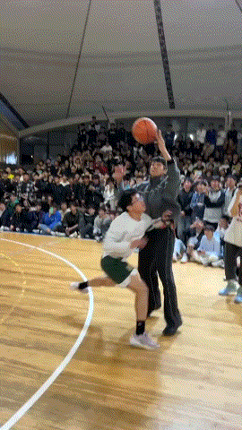 现在的小年轻，把篮球🏀玩的花里胡哨的……
我想问问，他这一顿操作，到底能吃几个