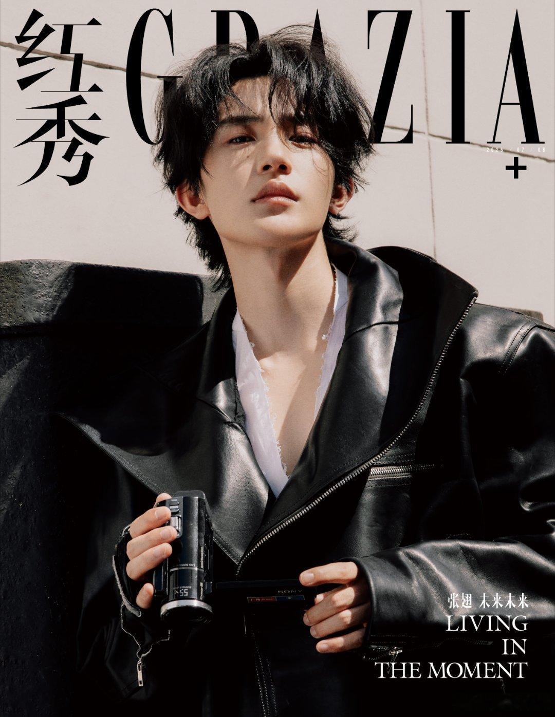 镜头里的巴黎午后，少年把光影穿成诗。旧门是时光的琴键，风过时总弹出新的和弦张翅红