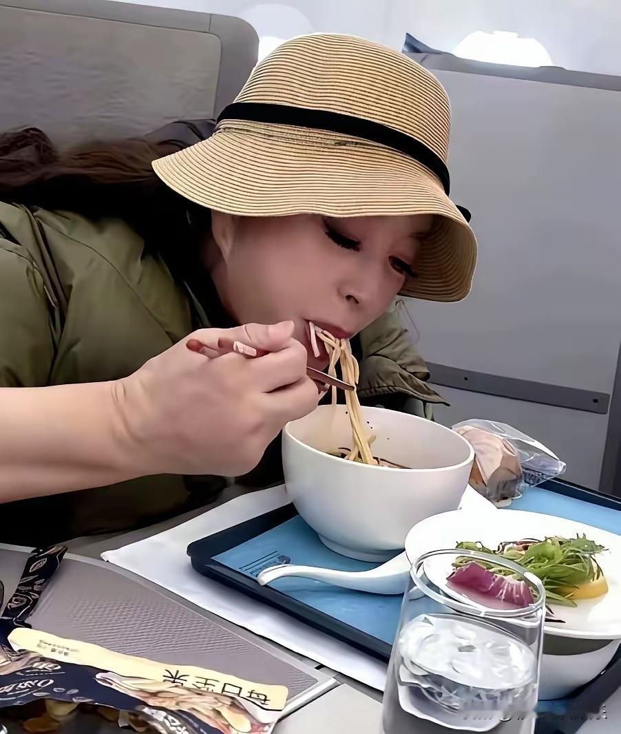 这是刘晓庆在北京的独栋别墅，她天天出去赚钱根本没有空住，都是保姆在住。

刘晓庆