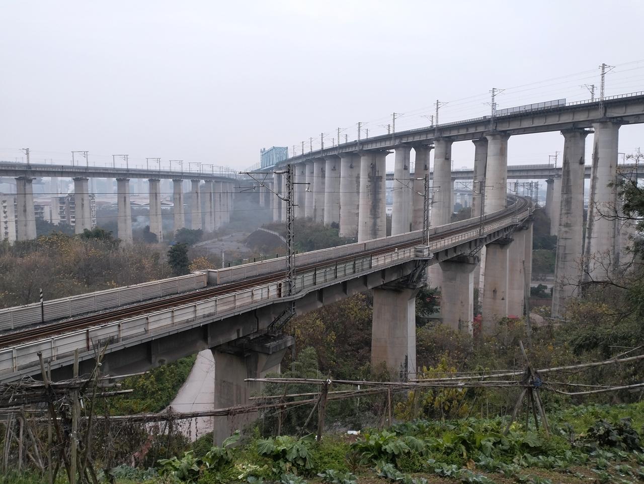 重庆铁路枢纽井口立交区桥群，图中一共是三层线路，近处最下层的是渭井线（渭沱到井口