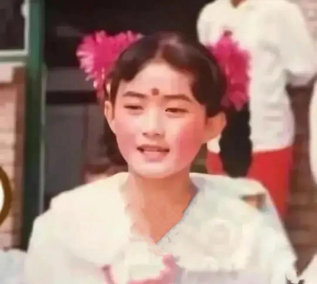这个才是真难猜！[笑哭]85花顶流！[强]
从小就很漂亮了！