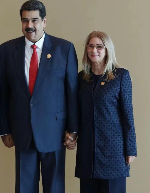 有网友夸奖马杜罗，说马杜罗被抓的时候，他跟着他的妻子睡在一个卧室，没有跟别人的妻