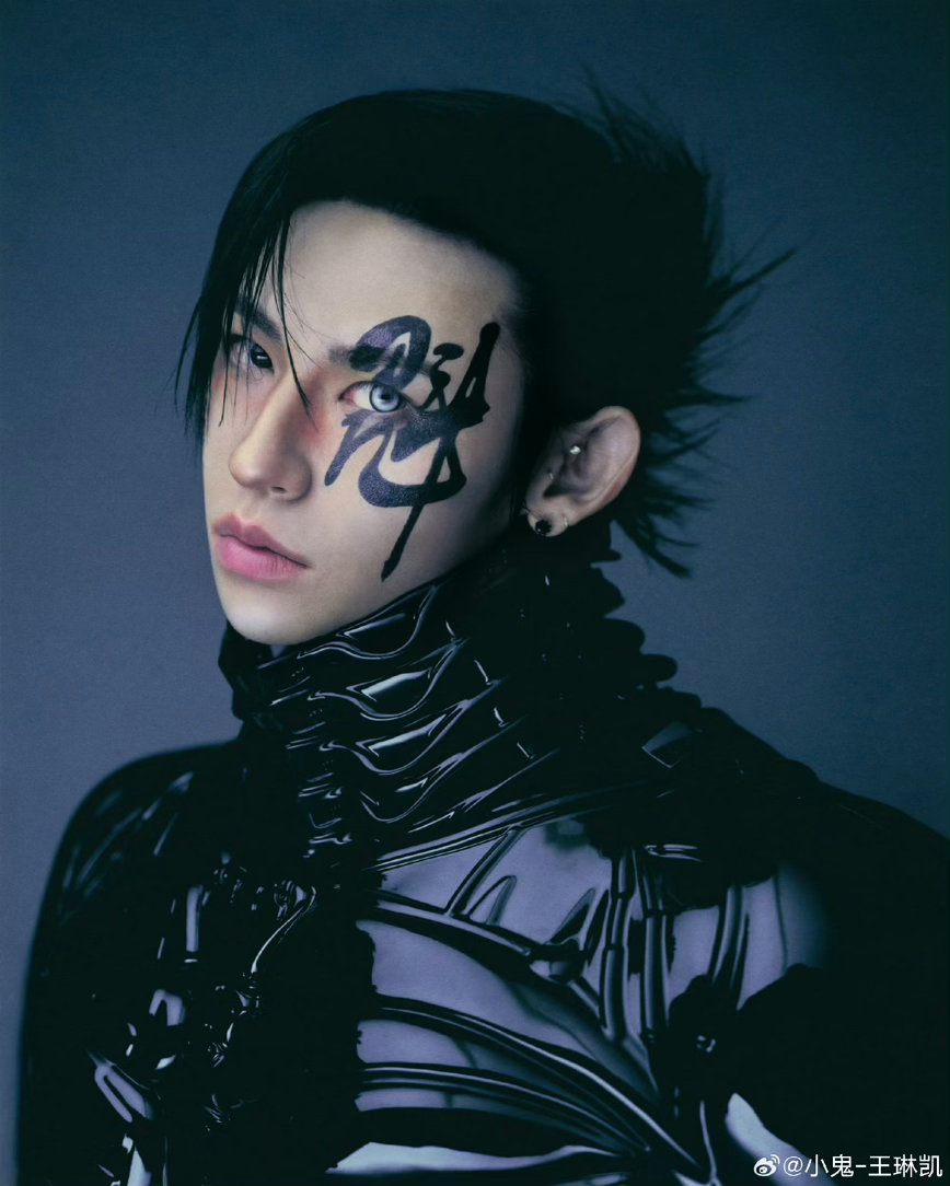 小鬼翻牌粉丝小鬼回复粉丝谢谢你弟的夸赞每次翻牌都自带笑点，轻松接地气，不愧是快乐