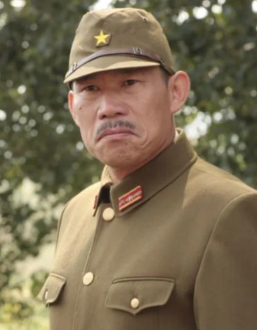 拍《亮剑》的时候，剧组因为资金紧张，找不到会日语的演员，于是导演来到片场对那些群