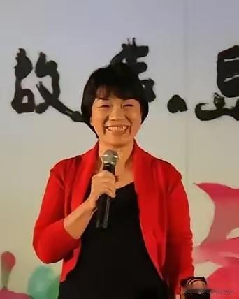 这是台湾省的一位作家，她的名言是“不要大国崛起，只在乎小民尊严”。
 
这句话听