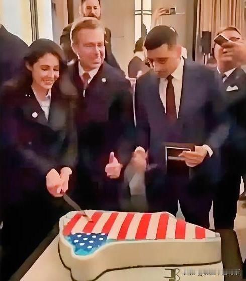 下作无底线！美议员分吃格陵兰蛋糕🍰

这帮美国议员的吃相，真是让人大开眼界。