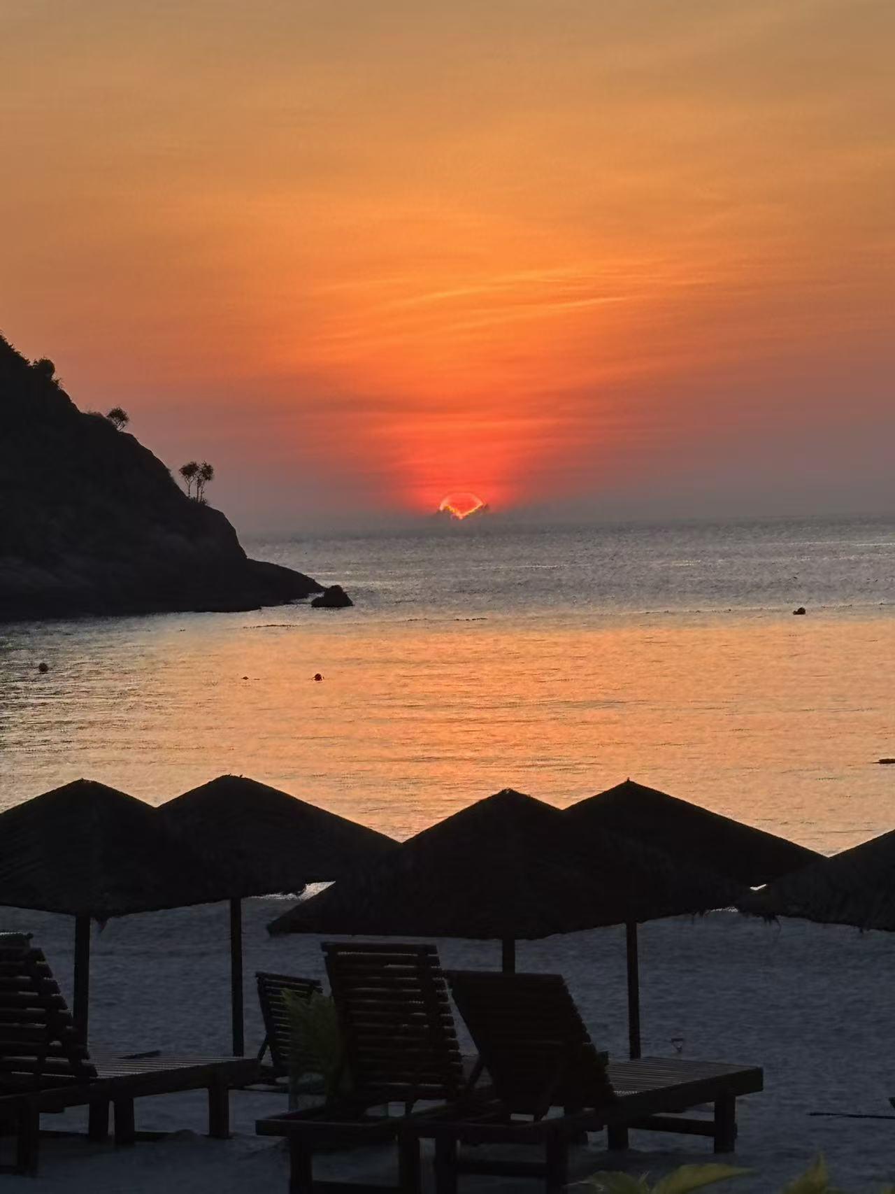夏日生活打卡季马来西亚旭日从海上缓缓升起，海景非常漂亮
