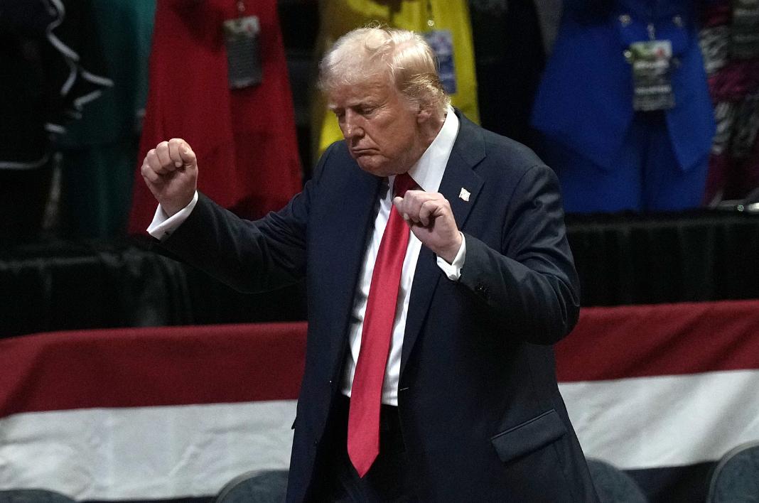 泽连斯基很早以前就说，俄罗斯把伊朗在中东地区的美军基地情报给了伊朗，美国直接当耳