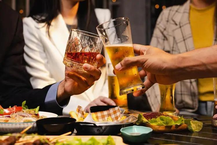 年根下回村，能察觉乡村里飘着股无形的比劲儿，这是不少村子过年的寻常光景。置办年货