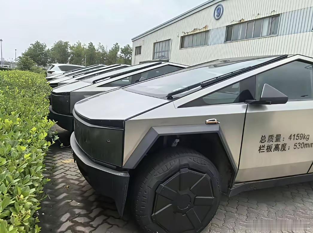特斯拉Cybertruck，反光条贴上，再喷上荷载数据，秒变中式货车，进口商这波