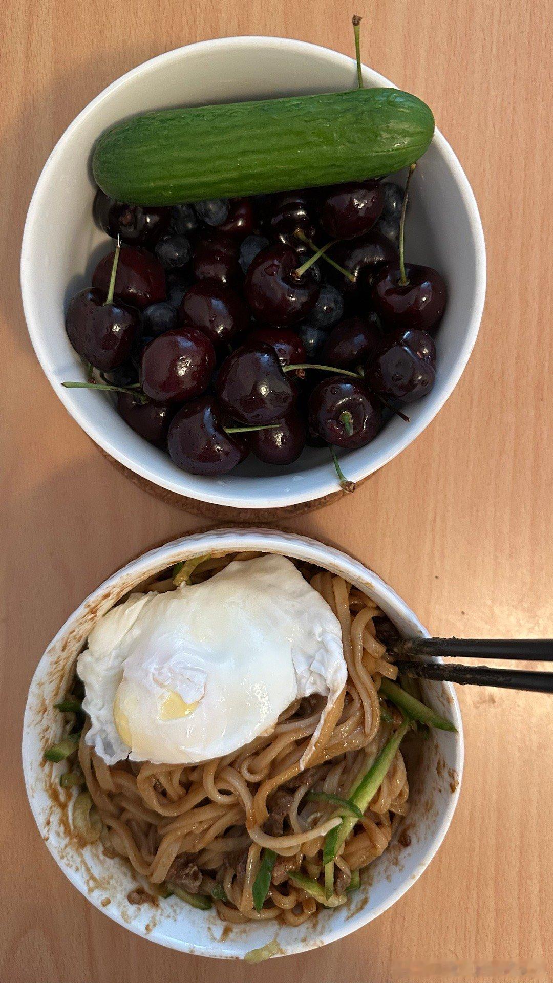 周日的早上，吃上一碗炸酱面，一会再去爬个山俯瞰一下蒙城，坐等晚上的女双中国德比a