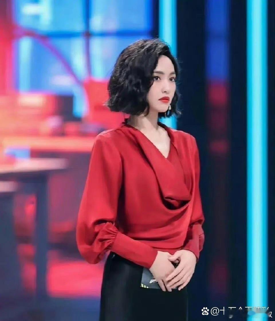 唐嫣向我们证明了，原来大嫂不是靠发型，而是靠气质和演技。 ​​​