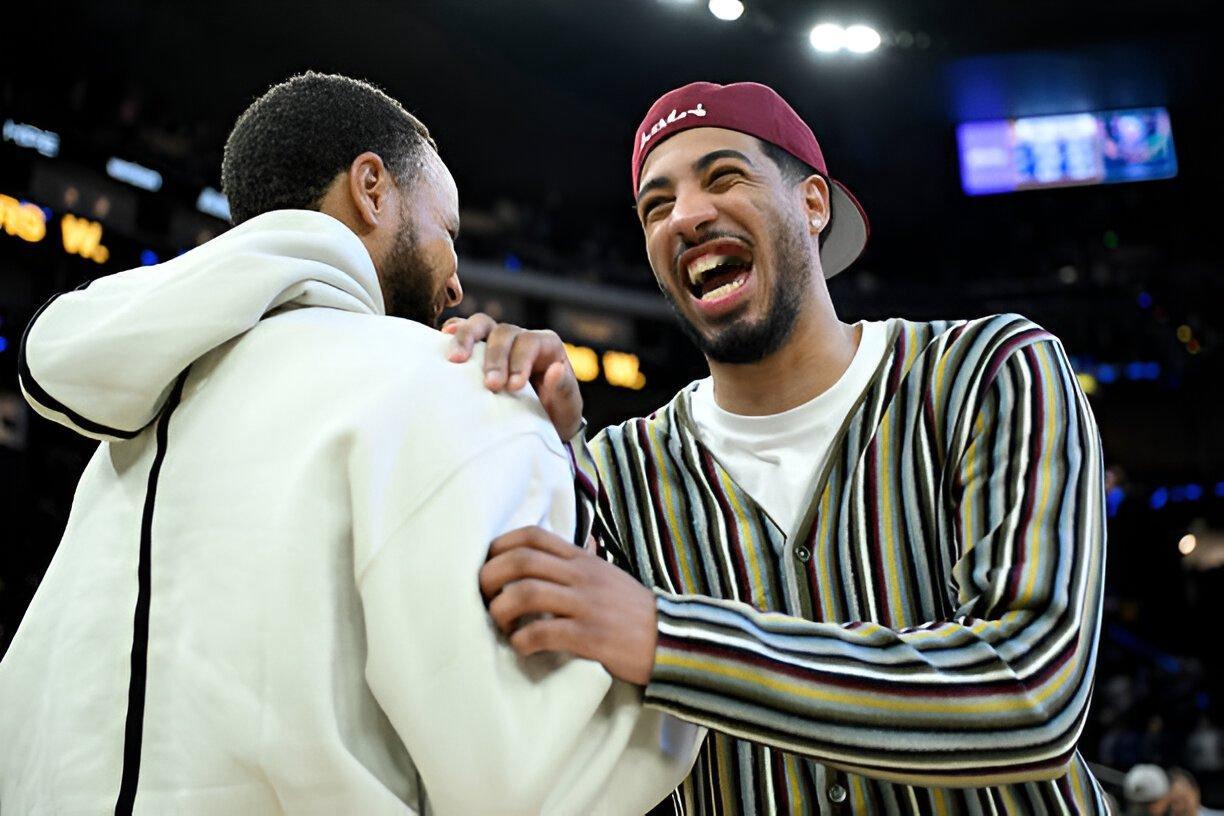 猜猜库里说了什么 让哈利伯顿乐呵成这样  [笑cry] ​​​