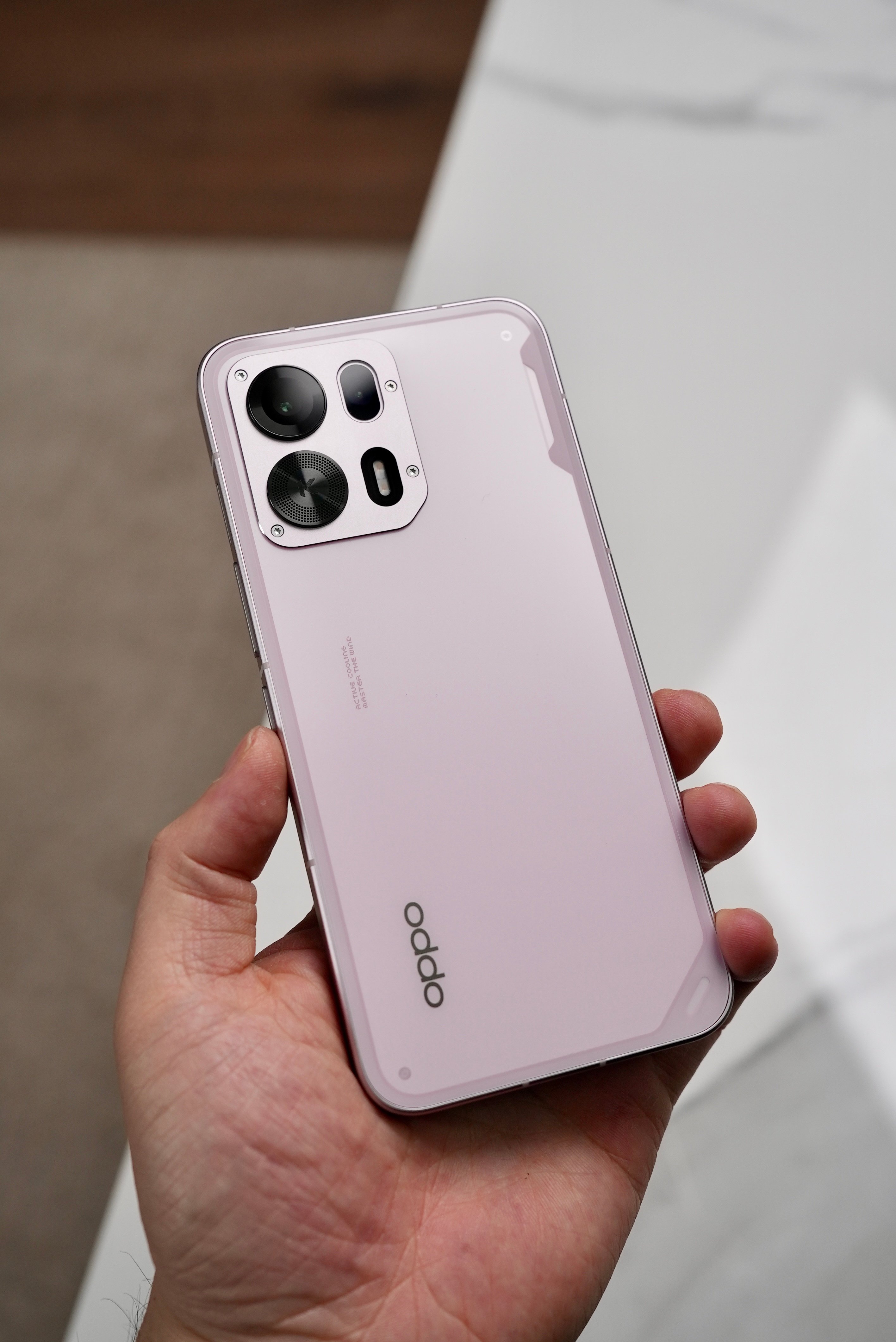 OPPO K15 Pro上手实拍这次内置有风扇，背面还有很多的灯光很好看 