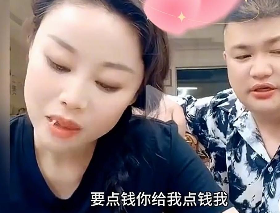 李超谎称家有钱财，许诺给慧慧买车买房盖房。

转头却送走慧慧，找草帽姐开口要钱，