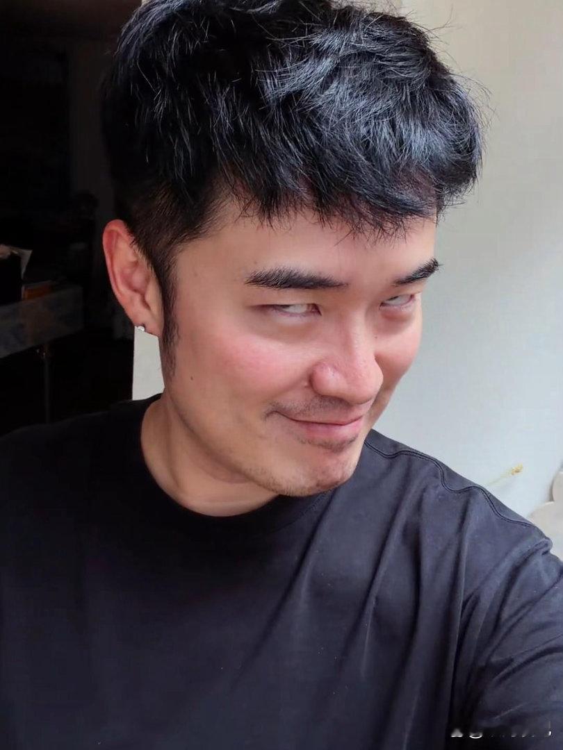 哈兰德回复陈赫！陈赫模仿哈兰德表情包，还夸赞他太猛了！哈兰德对此用图片评论了陈赫