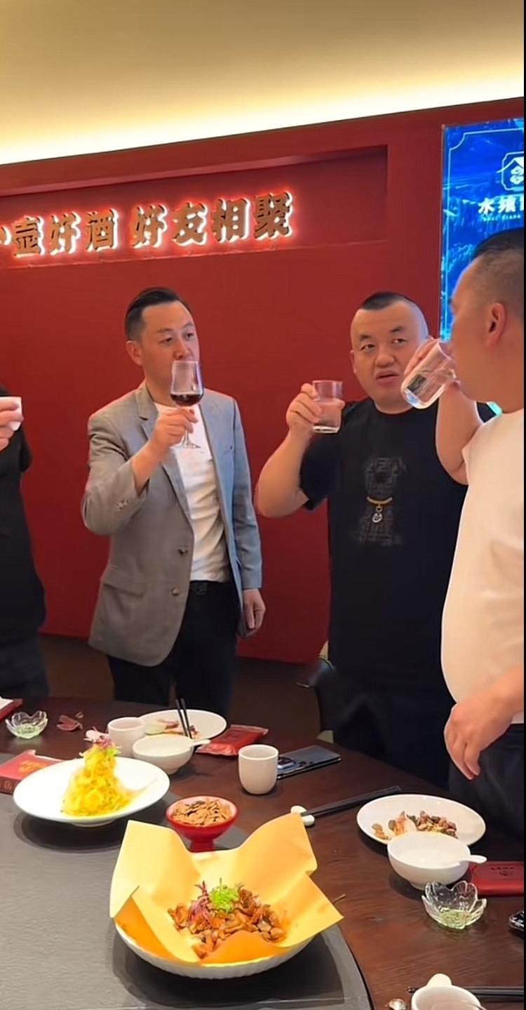 谁说北京坤哥不懂人情世故？
人家只是看人下菜碟罢了！你看昨天这场饭局上，坤哥正跟