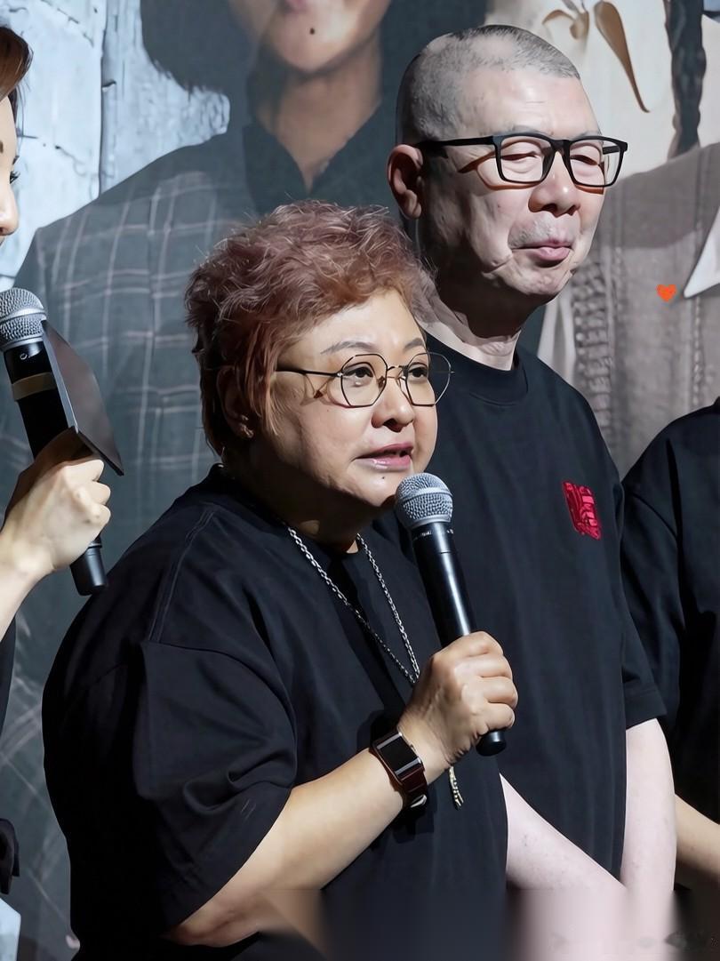 我闺蜜在影视公司干了七年法务， 她跟我说了一句话让我目瞪口呆， 她说：韩红这次在