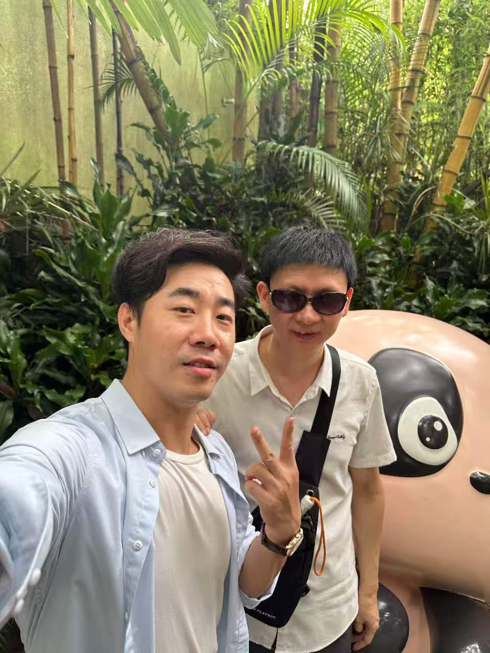 广州车主带盲人自驾感受别样风景传祺M8载着善意奔赴看不见的风景传祺M8销量突破5